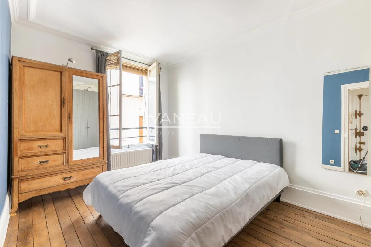 Paris XVIIIe - Abbesses - Superbe deux pièces en étage élevé ave