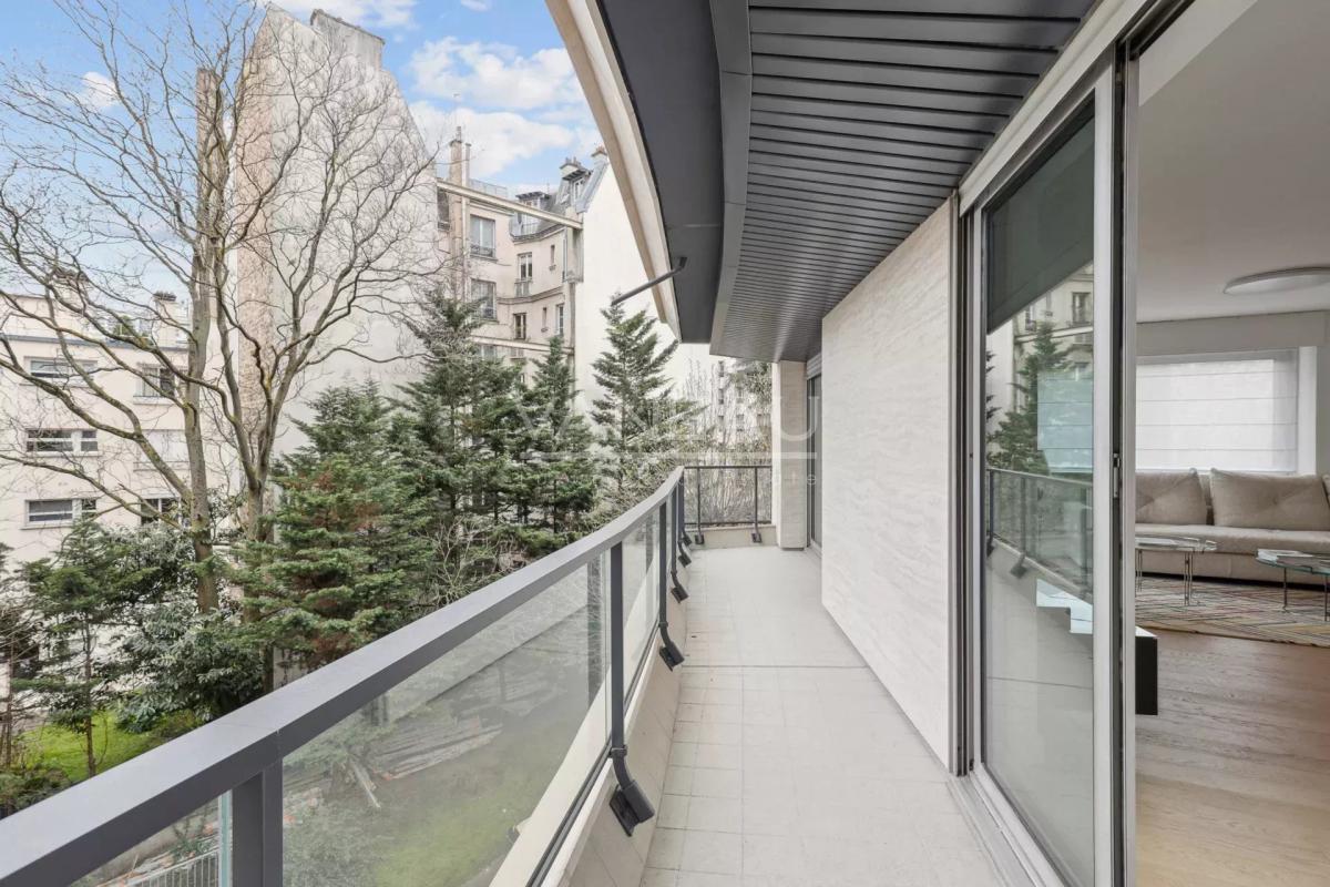 Neuilly - Mairie - Calme sur jardin