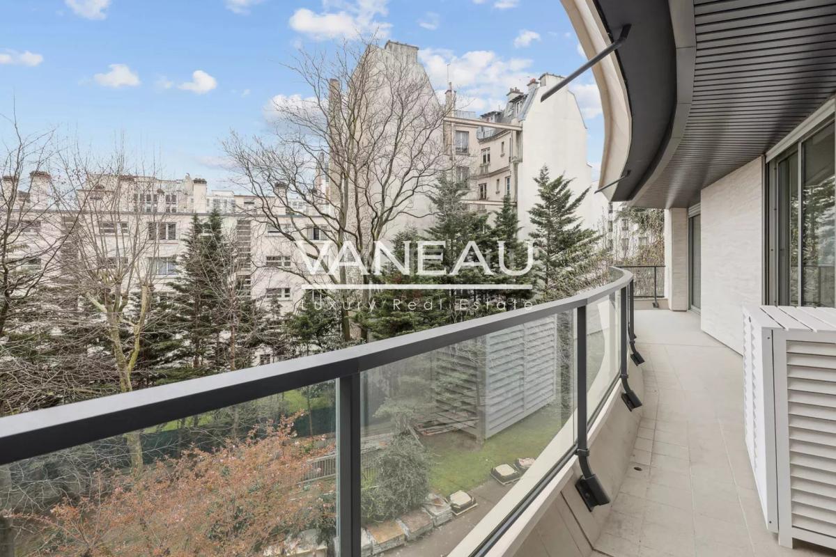 Neuilly - Mairie - Calme sur jardin