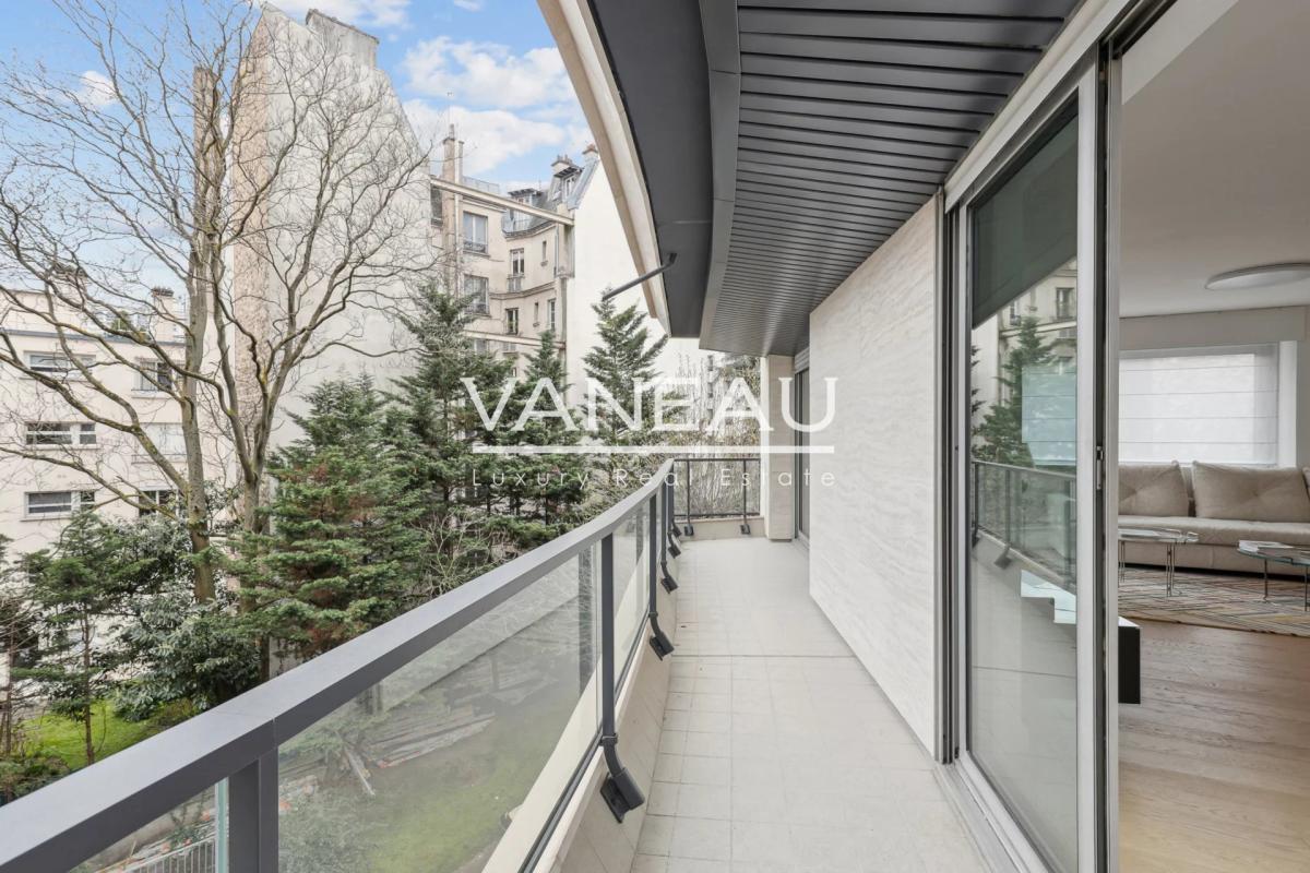 Neuilly - Mairie - Calme sur jardin