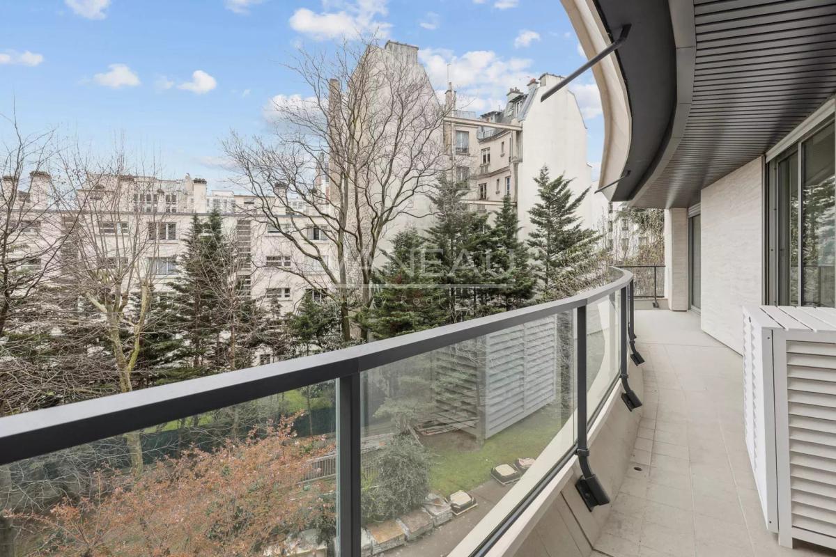 Neuilly - Mairie - Calme sur jardin