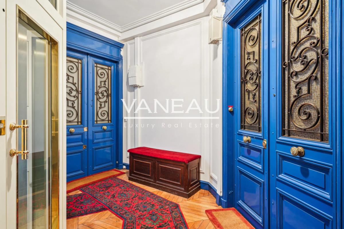 PARIS XVe Commerce - Appartement d'exception quatre pièces avec 
