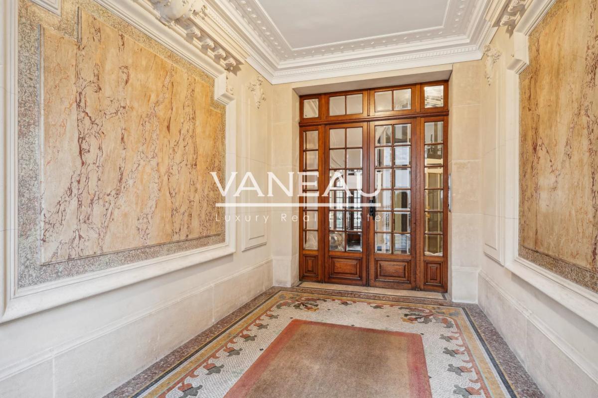 PARIS XVe Commerce - Appartement d'exception quatre pièces avec 