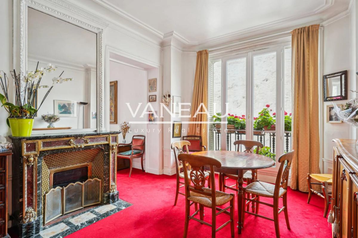 PARIS XVe Commerce - Appartement d'exception quatre pièces avec 