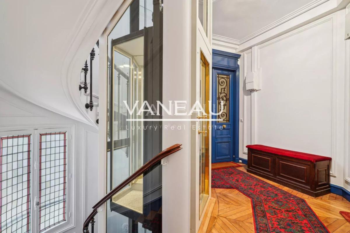 PARIS XVe Commerce - Appartement d'exception quatre pièces avec 