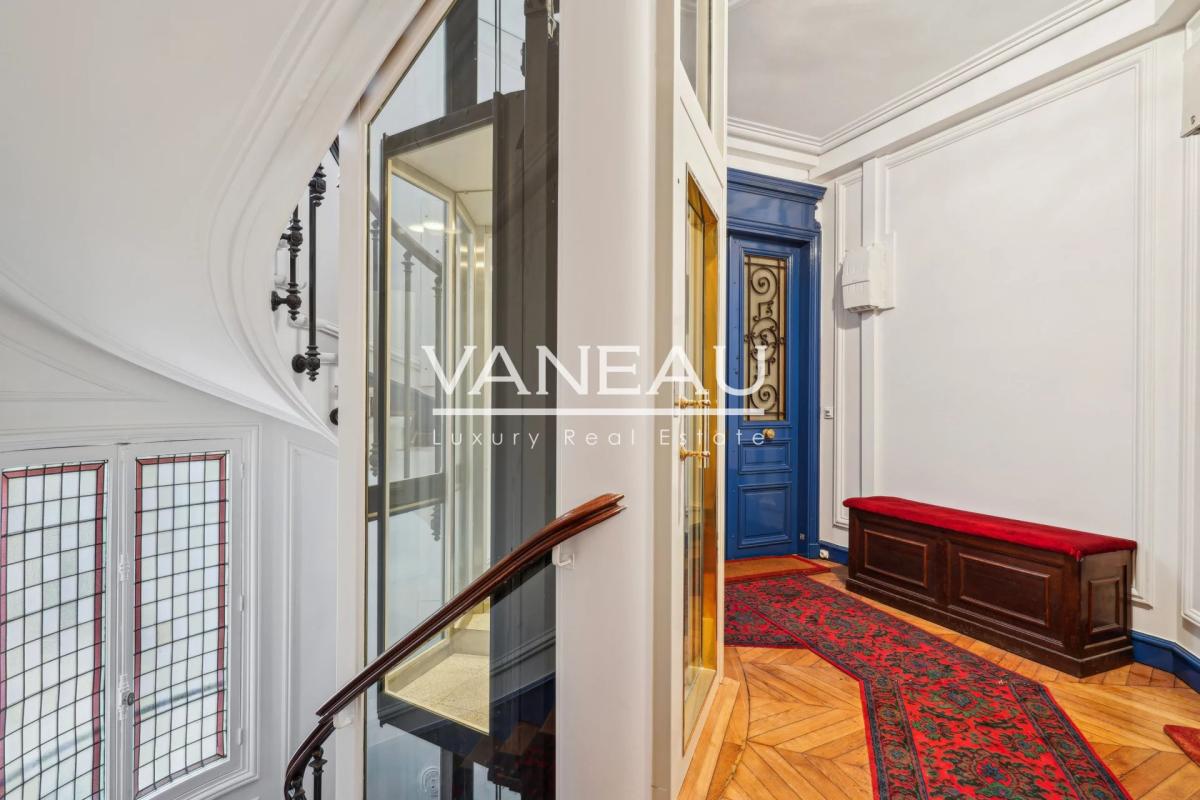 PARIS XVe Commerce - Appartement d'exception quatre pièces avec 