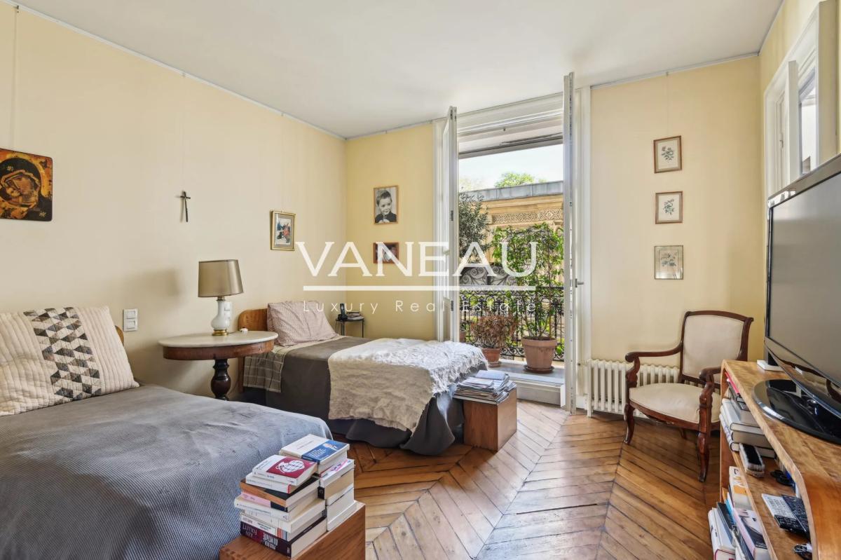 Paris VIIe - Sainte Clotilde - Pied à terre