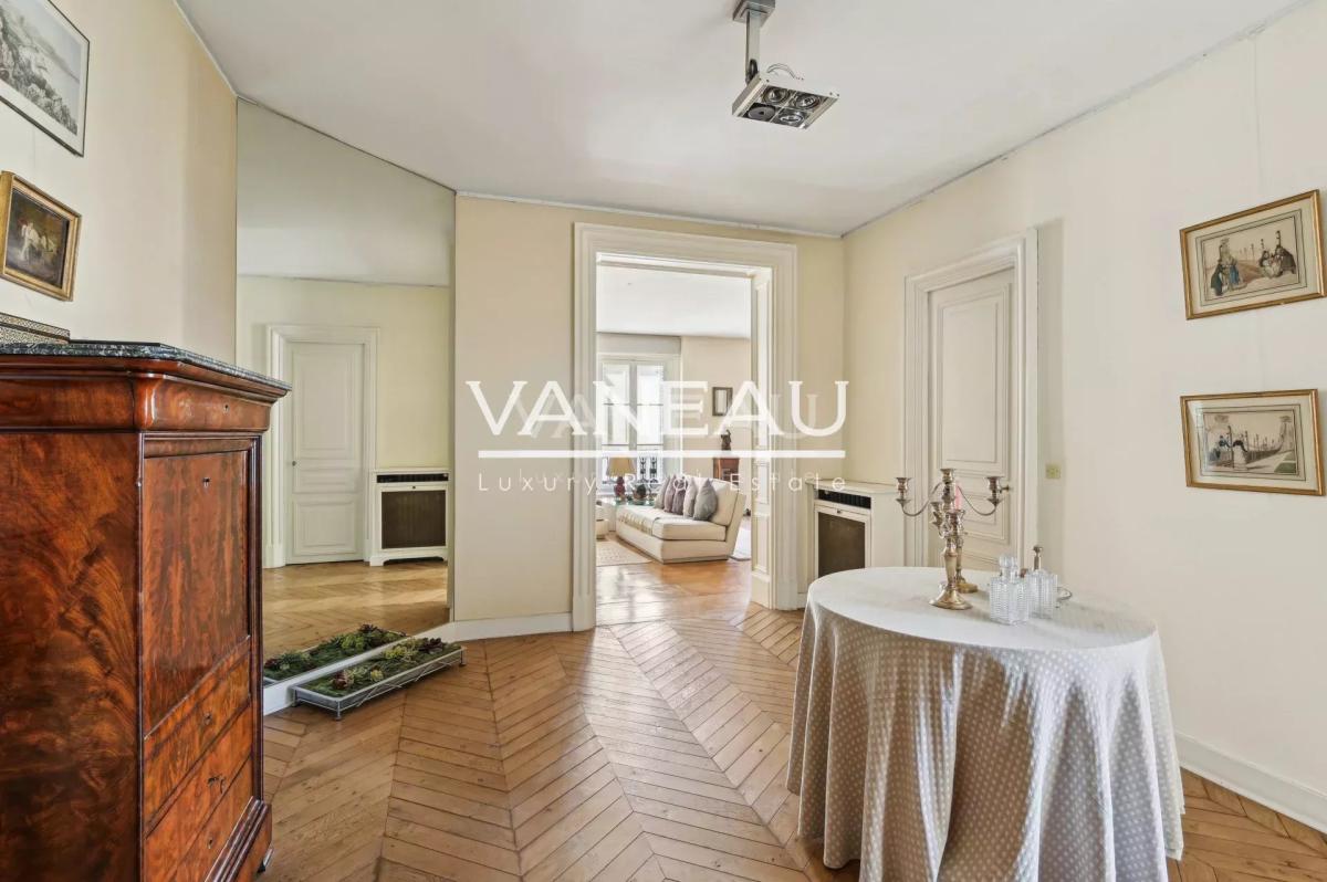 Paris VIIe - Sainte Clotilde - Pied à terre