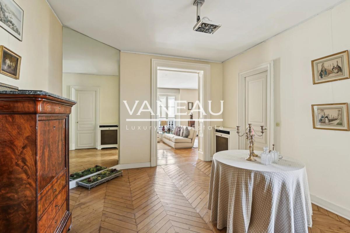 Paris VIIe - Sainte Clotilde - Pied à terre