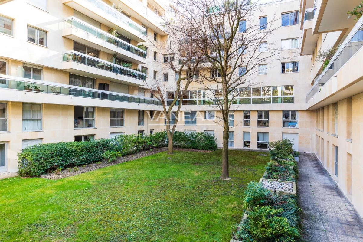 Paris VIIe - BARBET DE JOUY - Pied à terre sur jardin