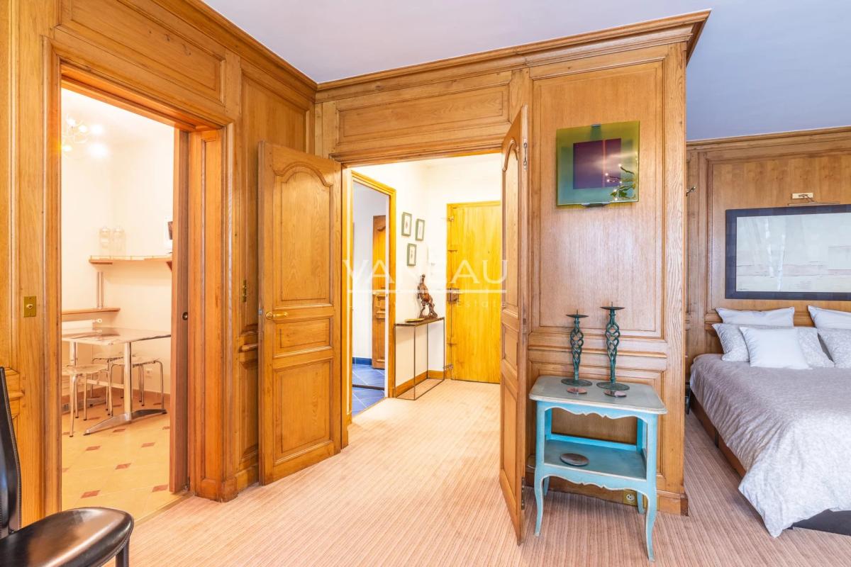 Paris VIIe - BARBET DE JOUY - Pied à terre sur jardin