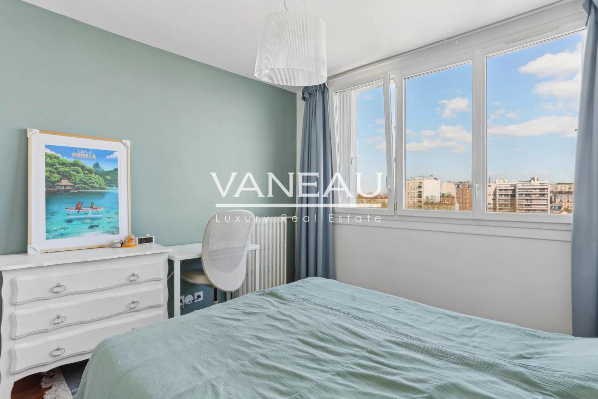 Appartement familial en dernier étage avec quatre chambres