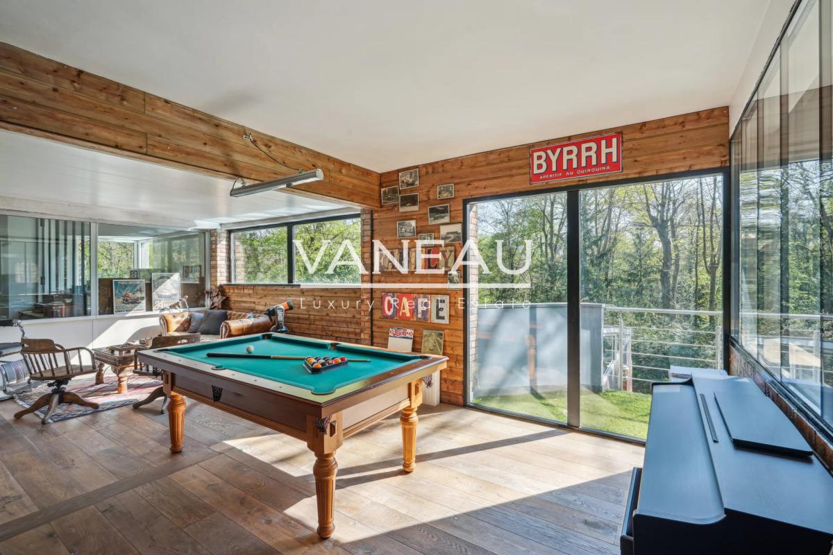 Maison d'architecte sur terrain arboré