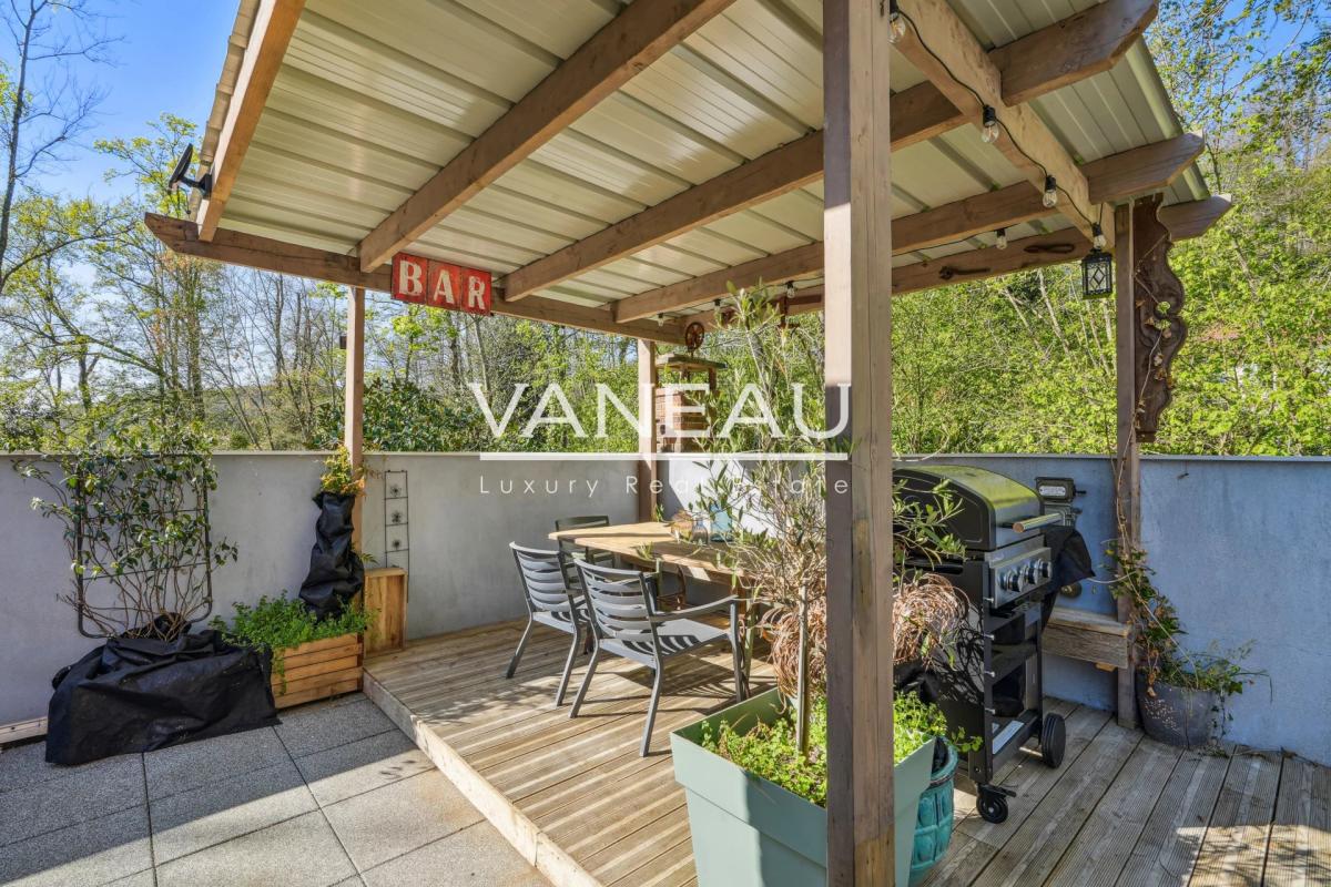 Maison d'architecte sur terrain arboré
