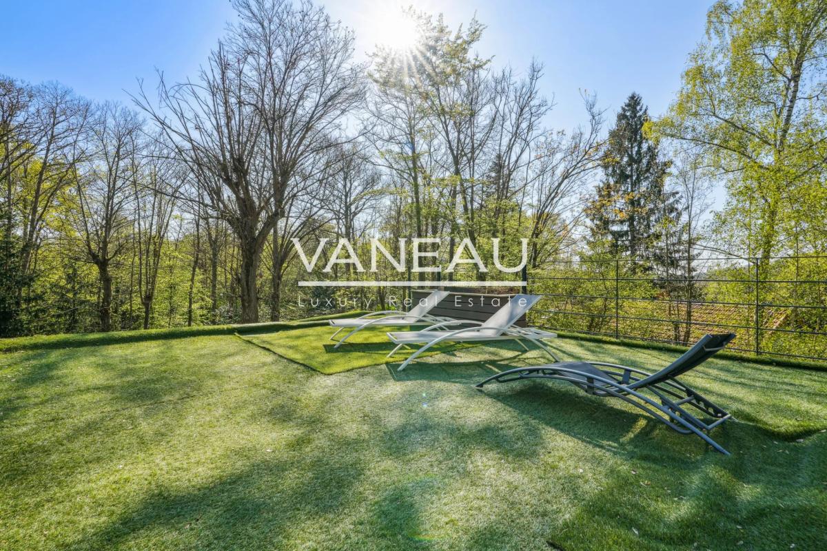 Maison d'architecte sur terrain arboré