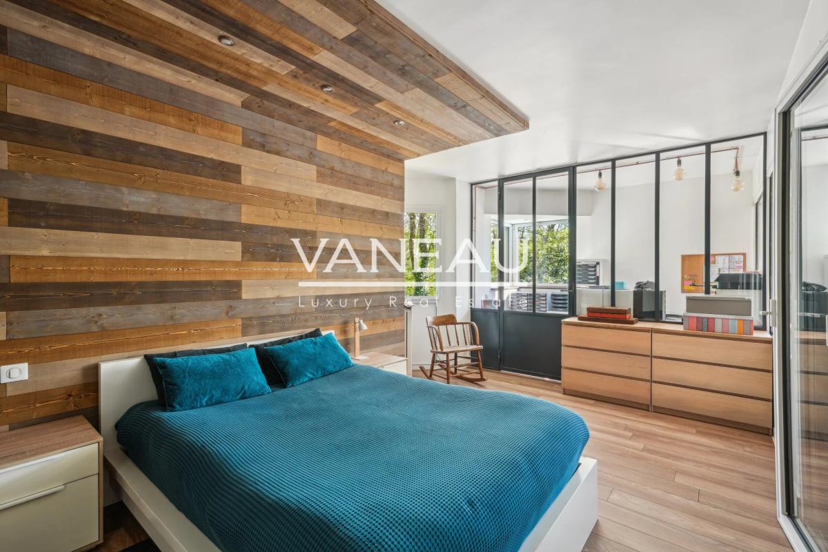 Maison d'architecte sur terrain arboré