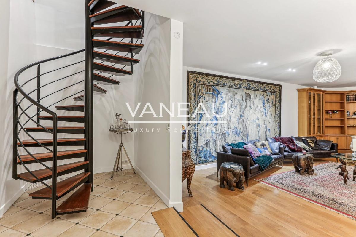 Paris VIIIe - Duplex de six pièces avec grande terrasse arborée 