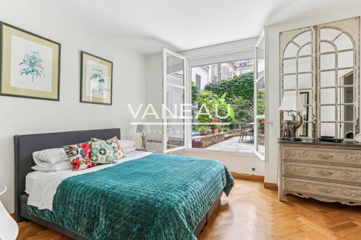 Paris VIIIe - Duplex de six pièces avec grande terrasse arborée 