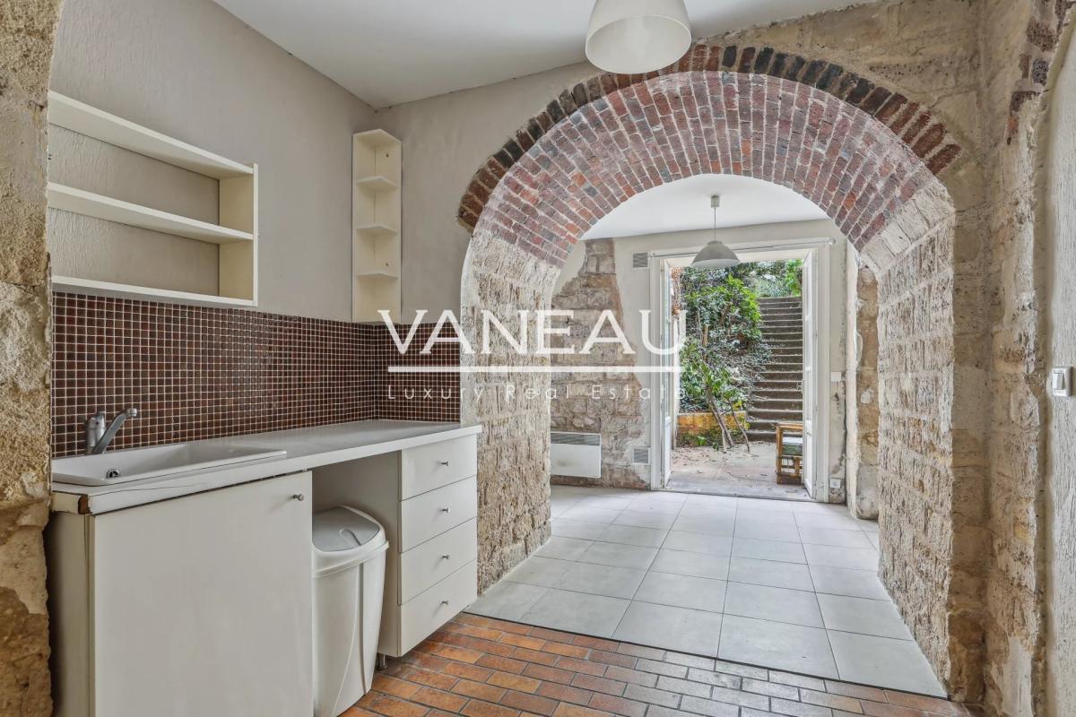 Paris VIIIe - Appartement de quatre pièces avec cour anglaise et