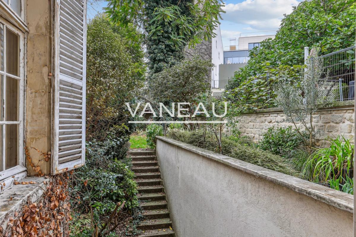 Paris VIIIe - Appartement de quatre pièces avec cour anglaise et