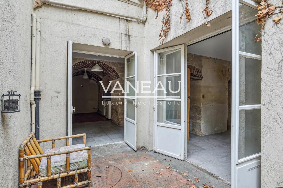 Paris VIIIe - Appartement de quatre pièces avec cour anglaise et
