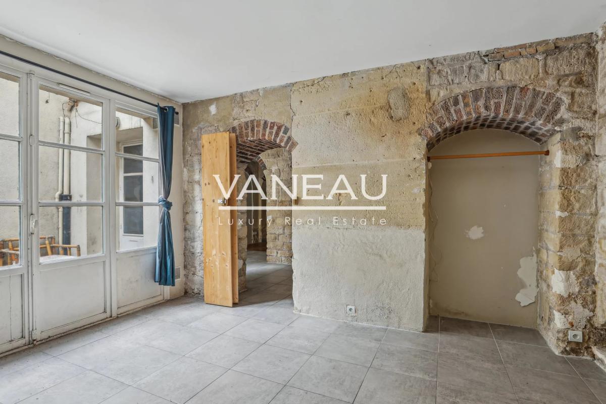 Paris VIIIe - Appartement de quatre pièces avec cour anglaise et