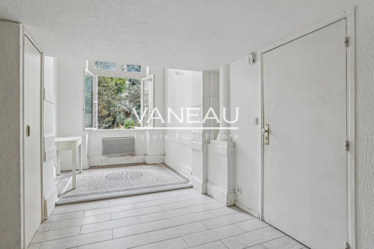 Paris VIIIe - Appartement de quatre pièces avec cour anglaise et