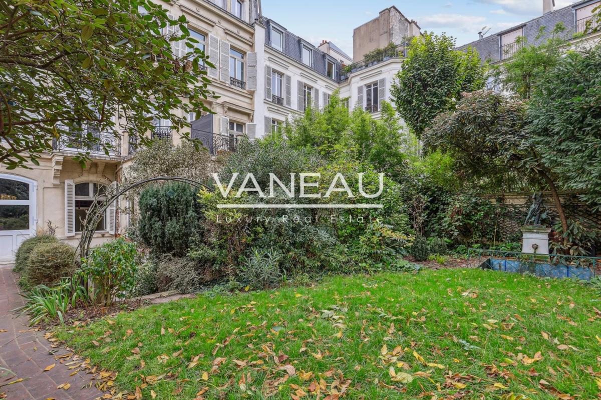 Paris VIIIe - Appartement de quatre pièces avec cour anglaise et