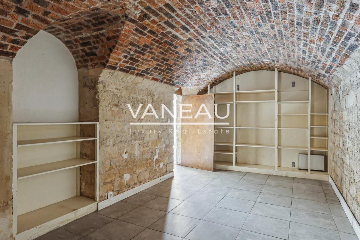 Paris VIIIe - Appartement de quatre pièces avec cour anglaise et