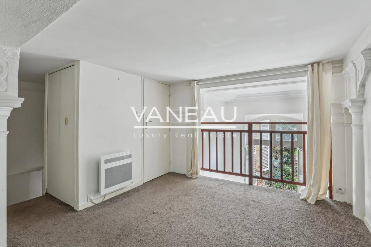 Paris VIIIe - Appartement de quatre pièces avec cour anglaise et