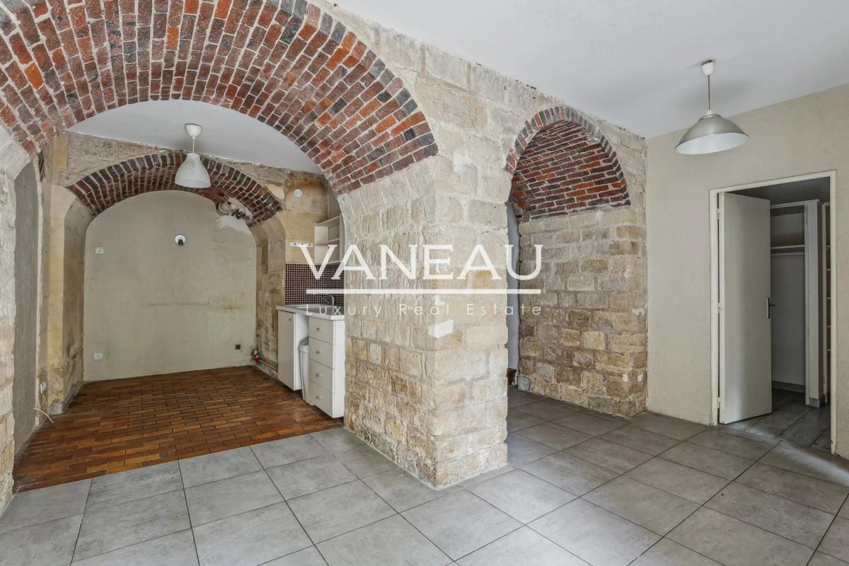Paris VIIIe - Appartement de quatre pièces avec cour anglaise et