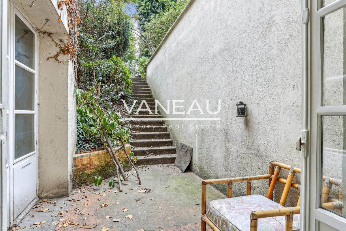 Paris VIIIe - Appartement de quatre pièces avec cour anglaise et