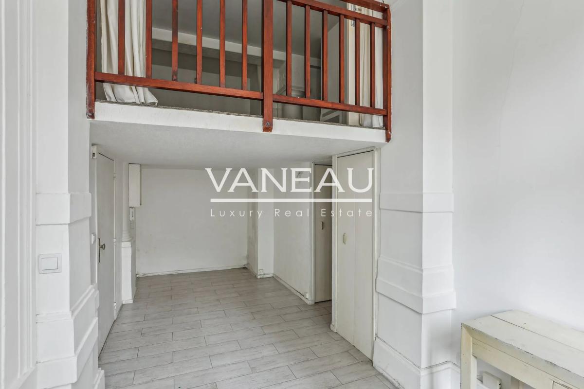Paris VIIIe - Appartement de quatre pièces avec cour anglaise et