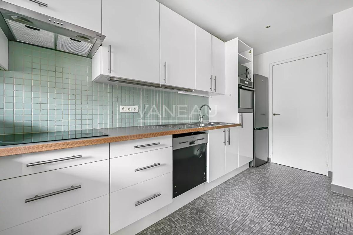 PARIS XVIe - Appartement familial avec balcon