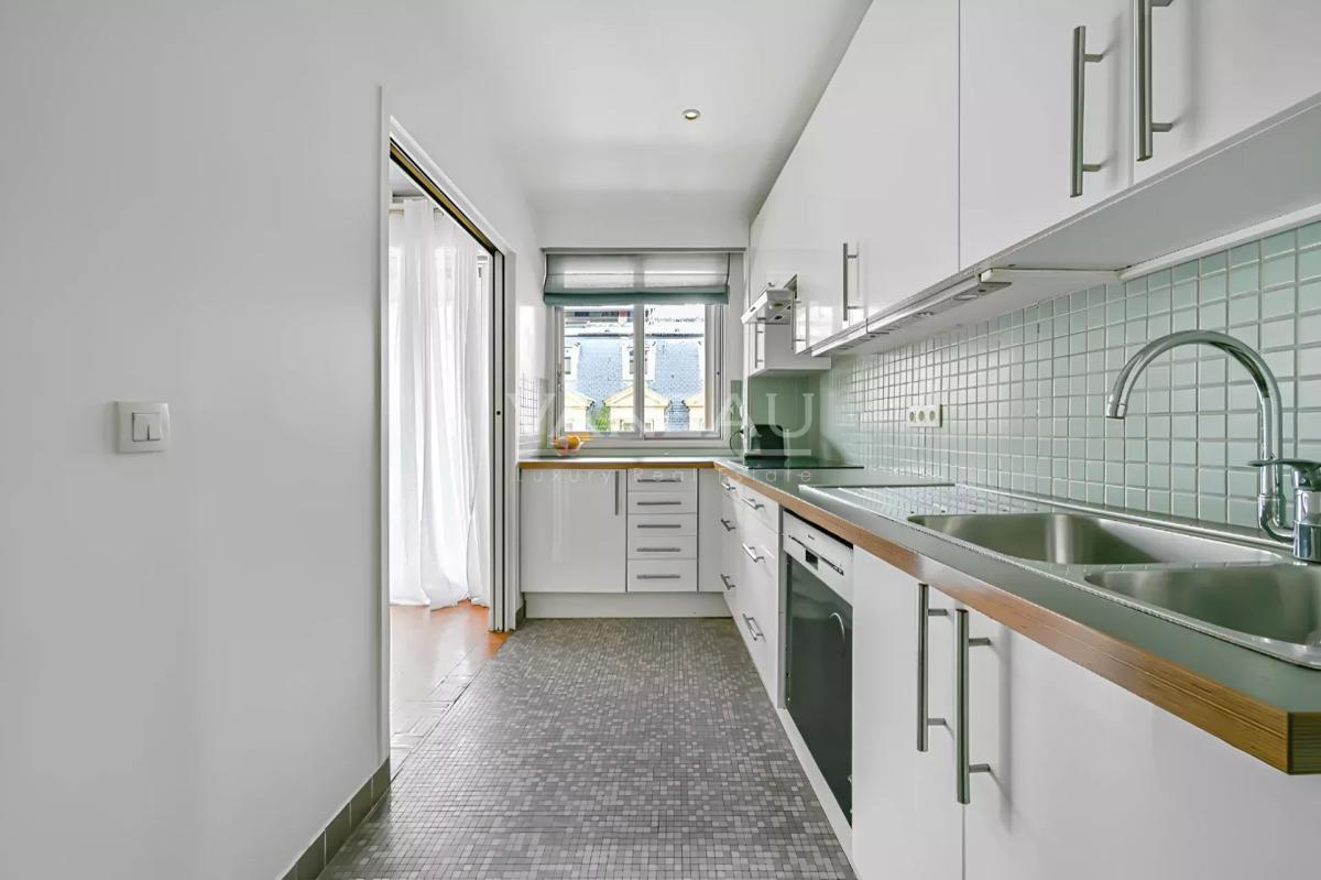 PARIS XVIe - Appartement familial avec balcon