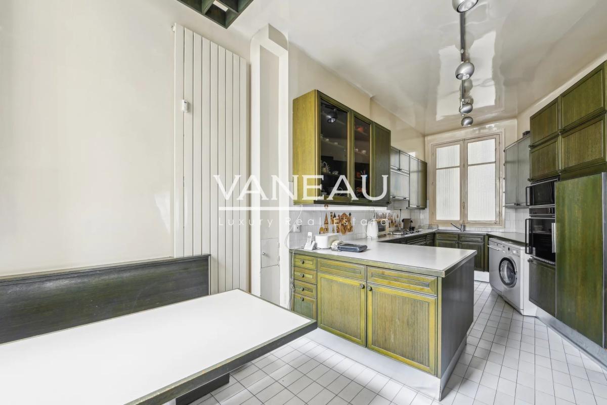 Paris XVI Nord - 197m2 - Beau familial étage élevé, vue dégagée.