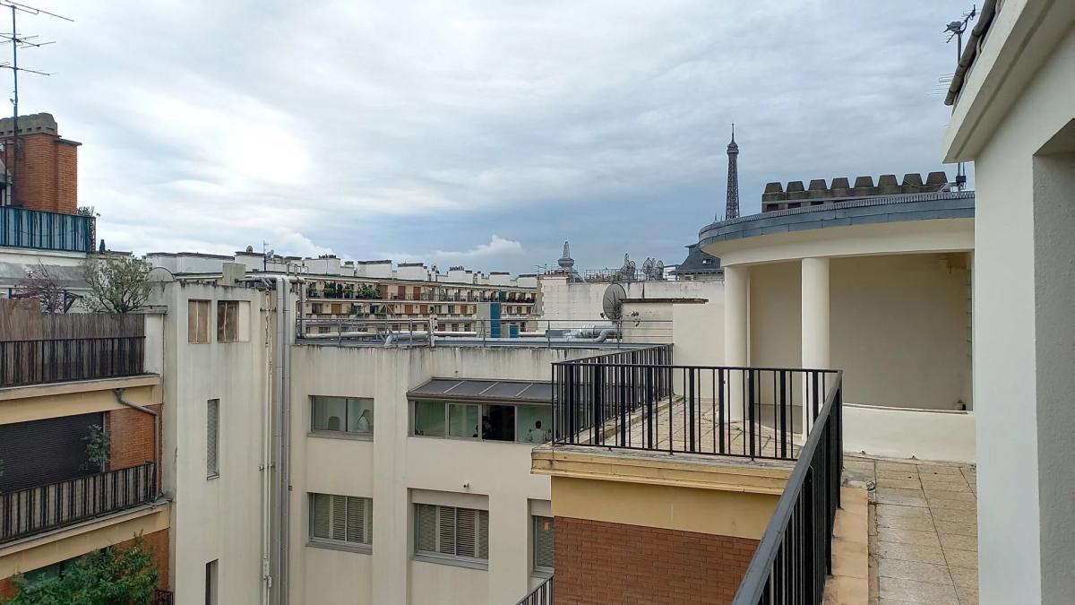 Paris VIII - Bel appartement en triplex familial avec terrasse -