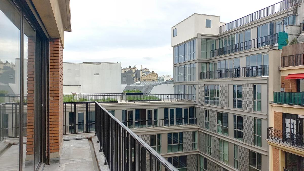 Paris VIII - Bel appartement en triplex familial avec terrasse -
