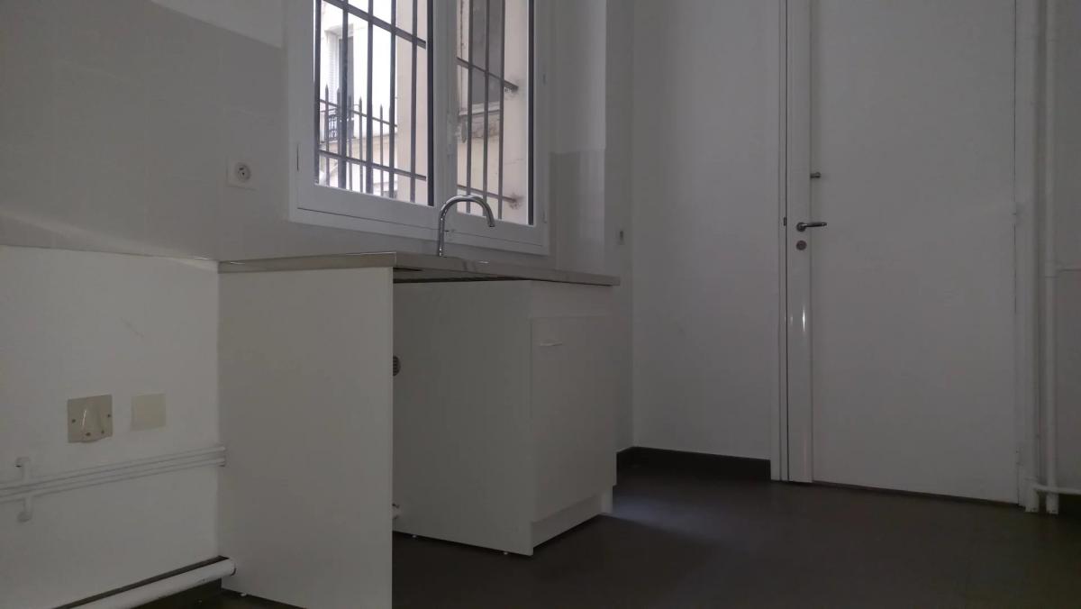 Paris VIII - Appartement en 1er étage avec deux chambres - rue C