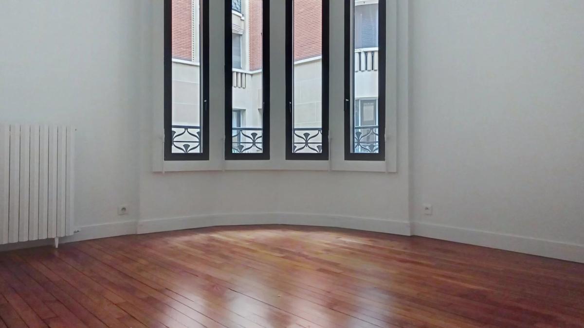 Paris VIII - Appartement en 1er étage avec deux chambres - rue C