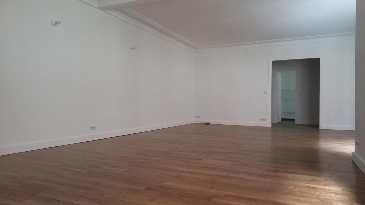 Paris VIII - Appartement en 1er étage avec deux chambres - rue C