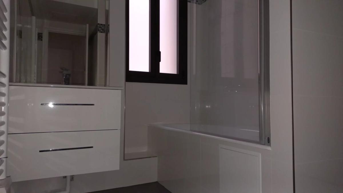 Paris VIII - Appartement en 1er étage avec deux chambres - rue C