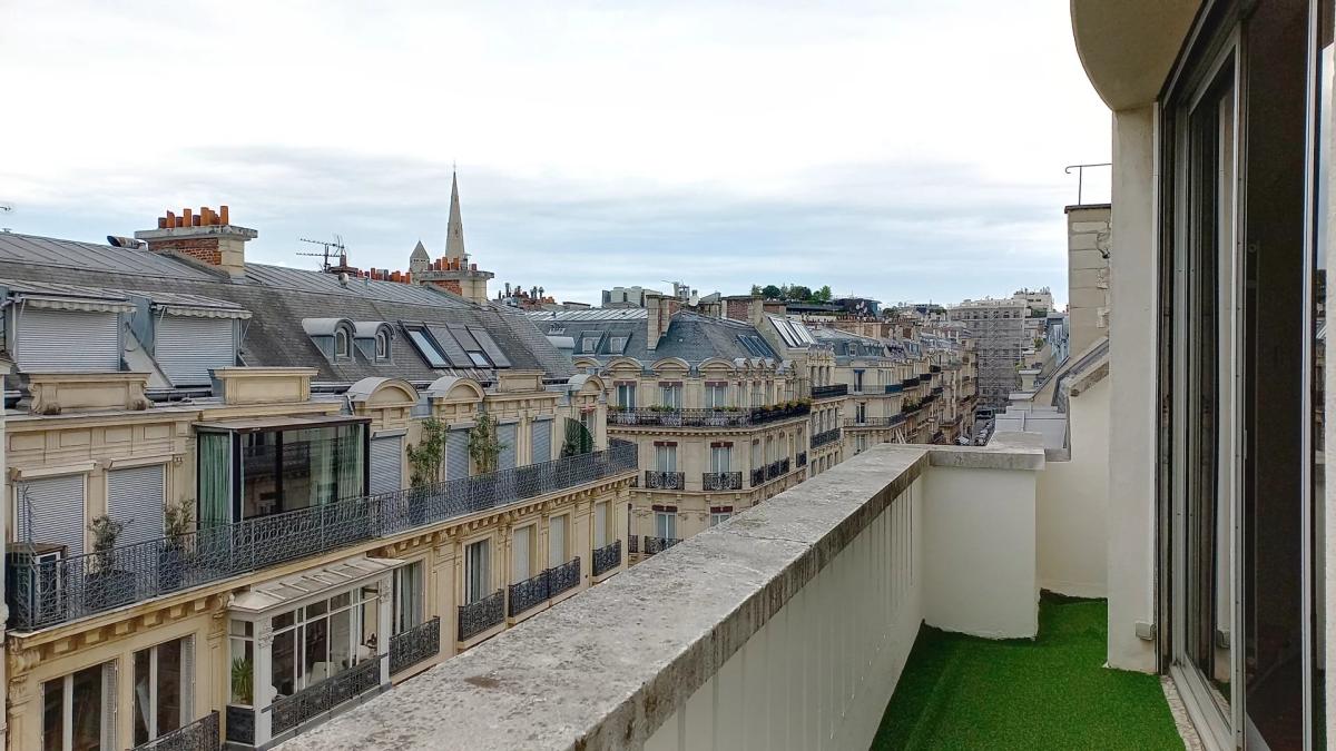 Paris VIII - Bel appartement en duplex avec balcon - rue Clément