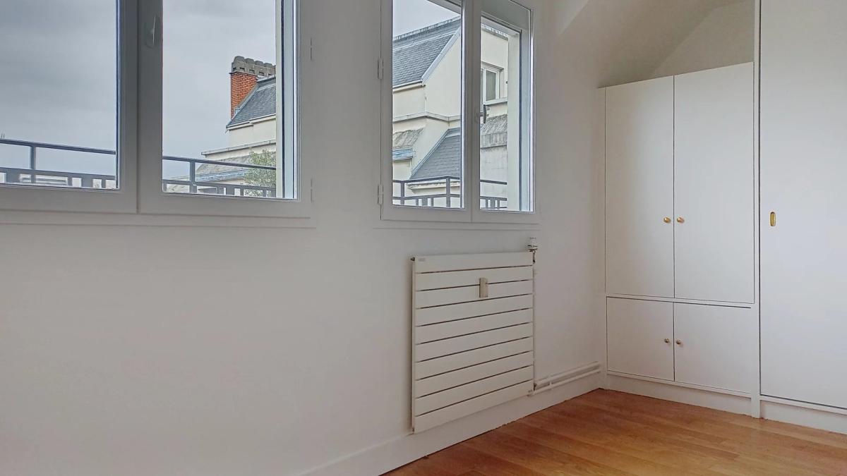Paris VIII - Bel appartement en duplex avec balcon - rue Clément