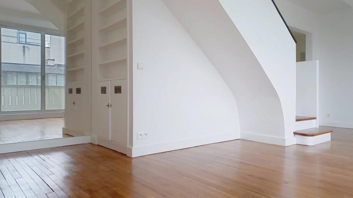 Paris VIII - Bel appartement en duplex avec balcon - rue Clément