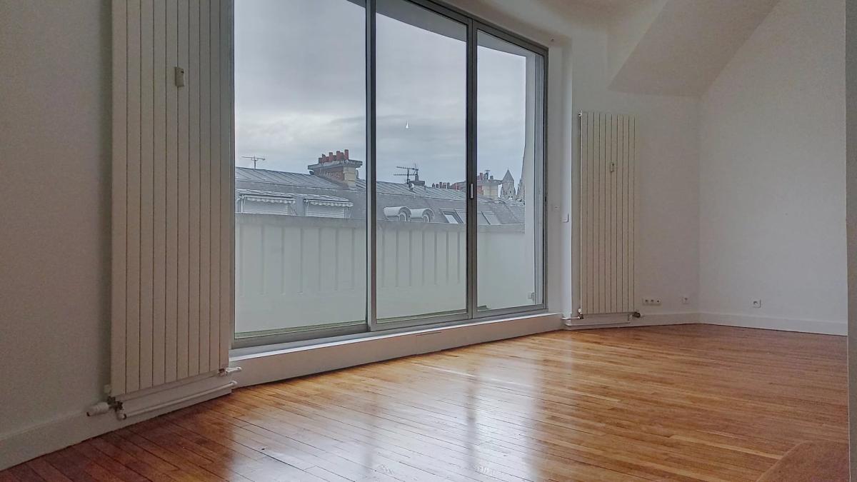 Paris VIII - Bel appartement en duplex avec balcon - rue Clément