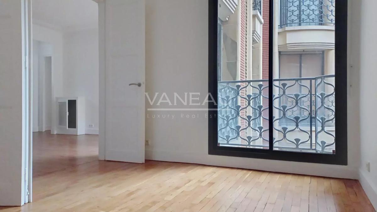 Paris VIII - Appartement 3 pièces  - Avenue Montaigne