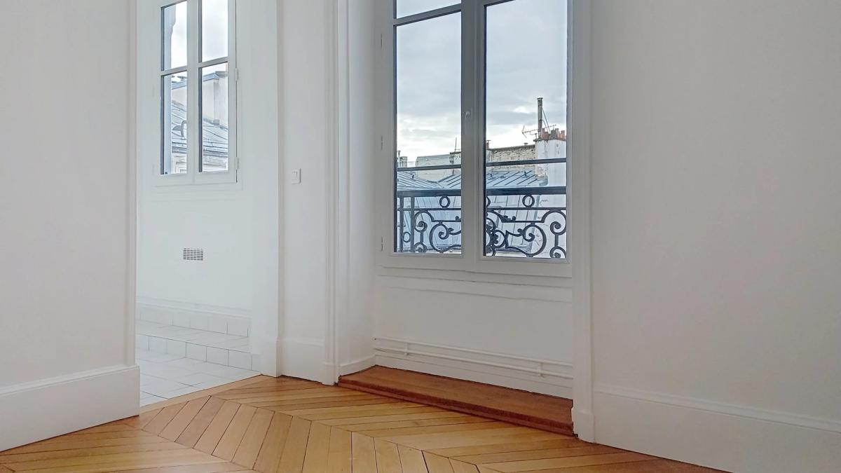 Paris XVII - trois pièces - une chambre - en étage élevé - Tocqu