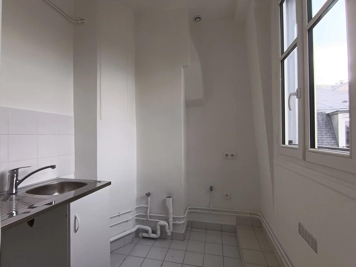 Paris XVII - trois pièces - une chambre - en étage élevé - Tocqu