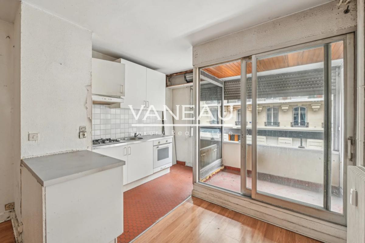 Paris XVIe - Muette - studio avec balcon à rénover